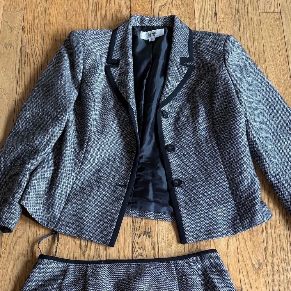 Le Suit 8 Petite Black and White Notch Neck Skirt Suit